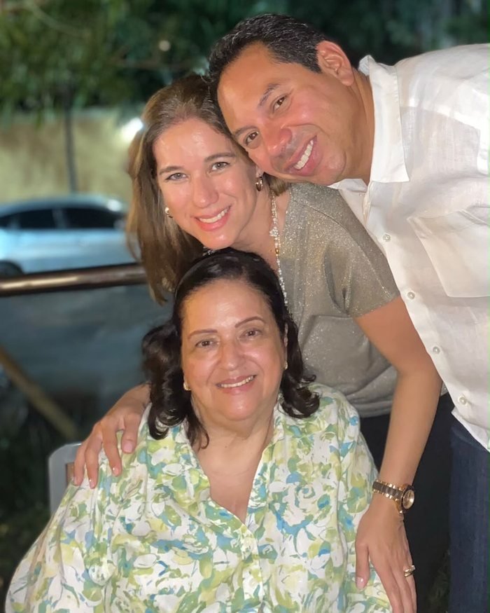 Ivonne Handal acompañada por dos de sus familiares, los tres sonriendo