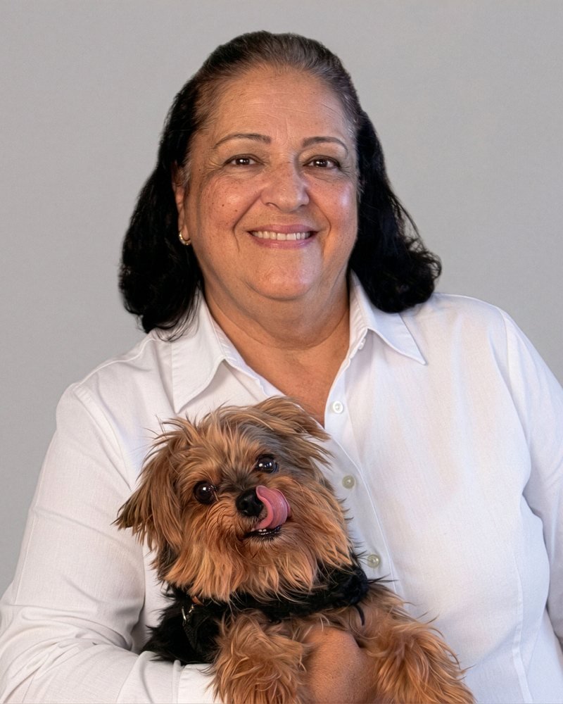 Retrato de Ivonne Handal Abugabir sonriendo, sosteniendo a su perrita